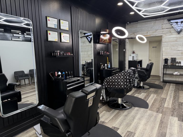 Intérieur du salon Barber Town, chaises de barbier et miroirs, à Laval-Ouest
